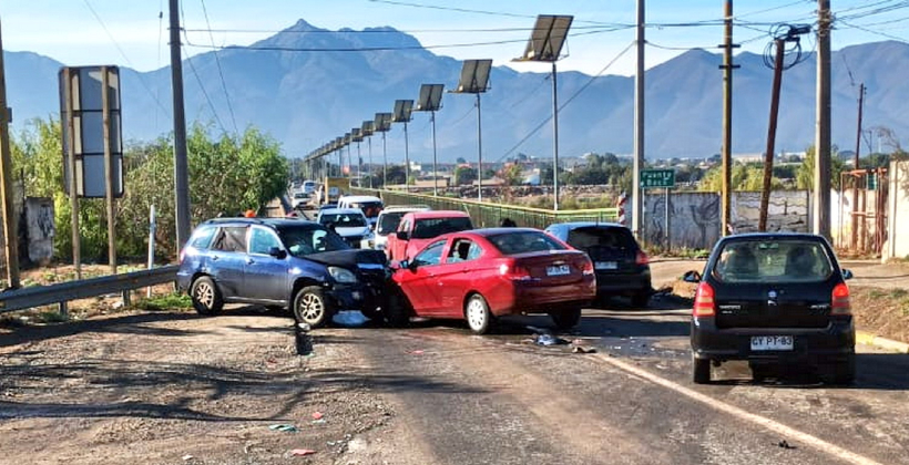 Quillota: dos vehículos menores chocaron de frente y dejaron tres lesionados