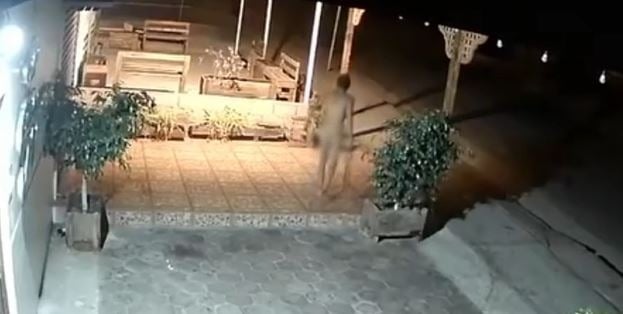 Graban a hombre caminando desnudo durante la madrugada en Villa Los Flamencos de Antofagasta