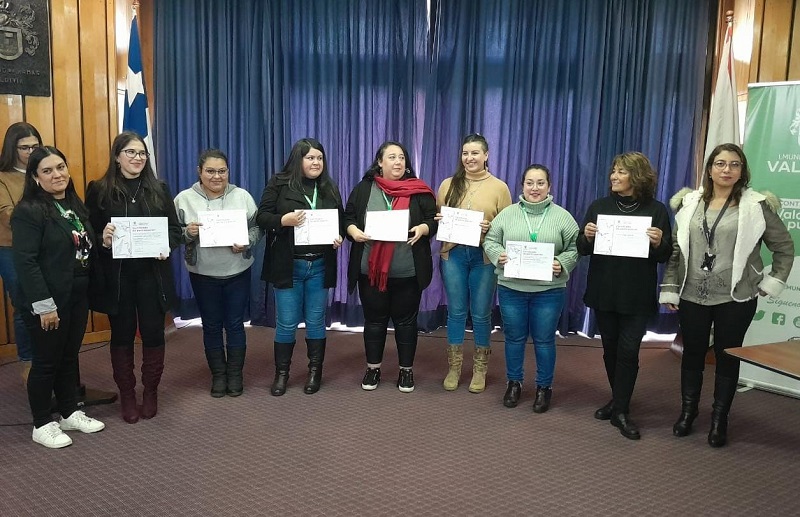 Certifican a 31 funcionarias y funcionarios que trabajan en atención de violencias de género en Valdivia