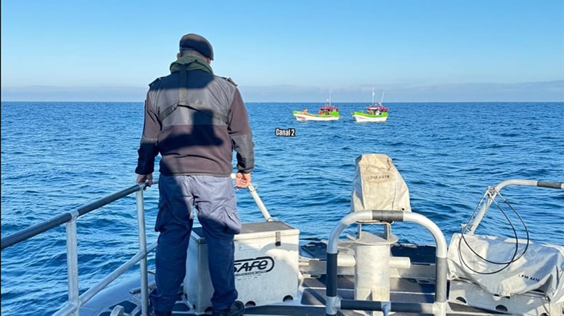 Armada auxilia a bote pesquero a la deriva frente a San Antonio