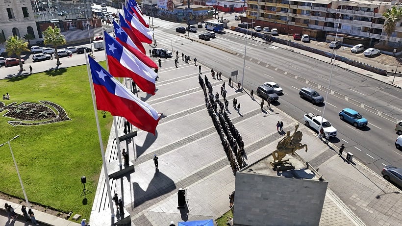 Armada inicia Mes del Mar con izamiento de pabellón nacional en la explanada del municipio de Antofagasta