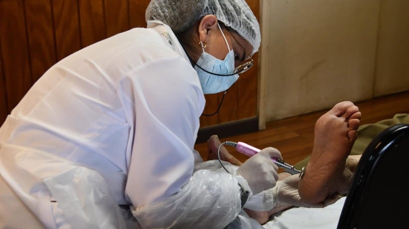 Segunda jornada de atención podológica benefició a personas mayores en población 22 de Mayo