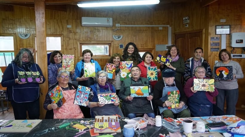 Club del Adulto Mayor "Senderos Otoñales de Villa Guarelo" de Castro desarrolla proyecto de mosaicos