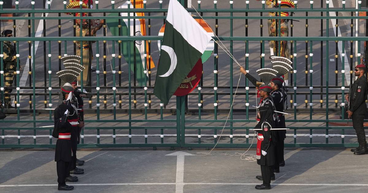 La India acusa a Pakistán de violar el alto el fuego e informa de represalias