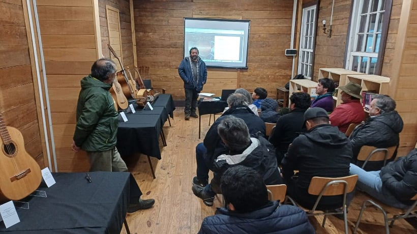 Felipe Ahumada expone su libro y sus instrumentos en Chonchi