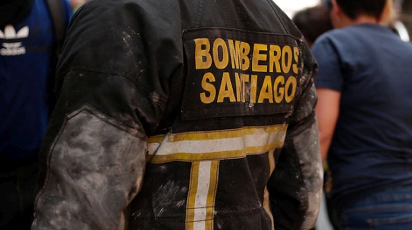 Incendio en edificio de Recoleta obliga a evacuar a más de 300 personas