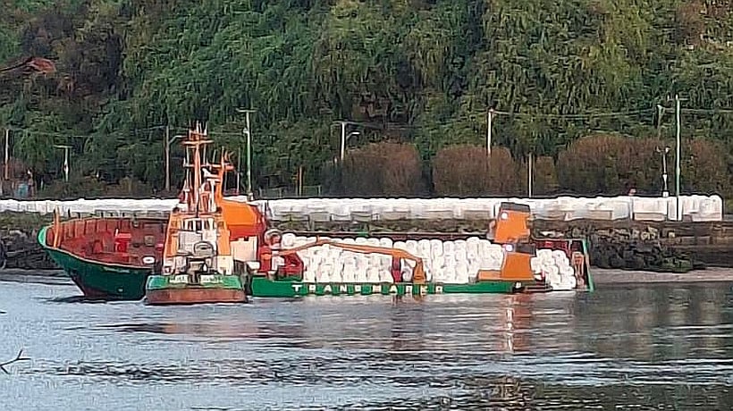Barco con 500 toneladas de alimento para peces estuvo a punto de hundirse en Puerto Montt