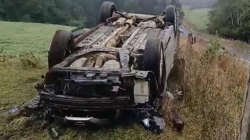 Conductor perdió el control, volcó vehículo y murió cerca de Los Muermos