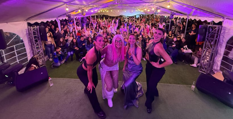 Más de mil personas celebraron a las mamás de La Cruz al ritmo de Karol G y Marc Anthony