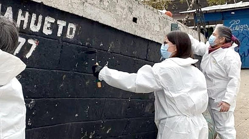 Vecinos del Barrio Puerto limpiaron la plaza Camahueto de Puerto Montt