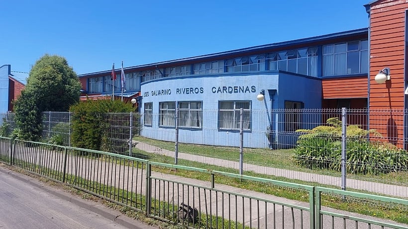 Profesores del liceo Galvarino Riveros de Castro protestan por falta de pagos