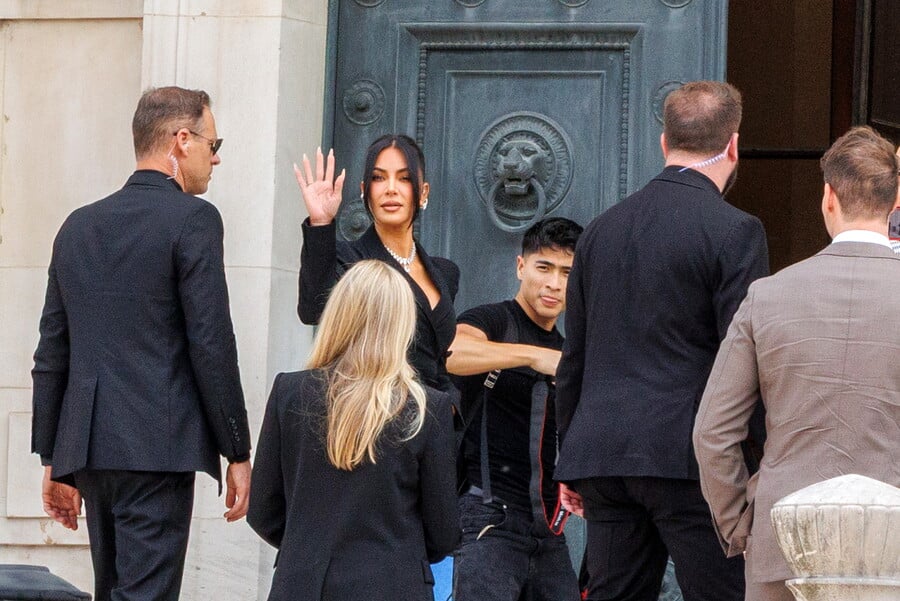Kim Kardashian declaró durante casi cinco horas en juicio por el atraco que sufrió en París