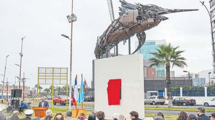 Inauguran escultura de pez espada de ocho metros en Playa Brava en Iquique