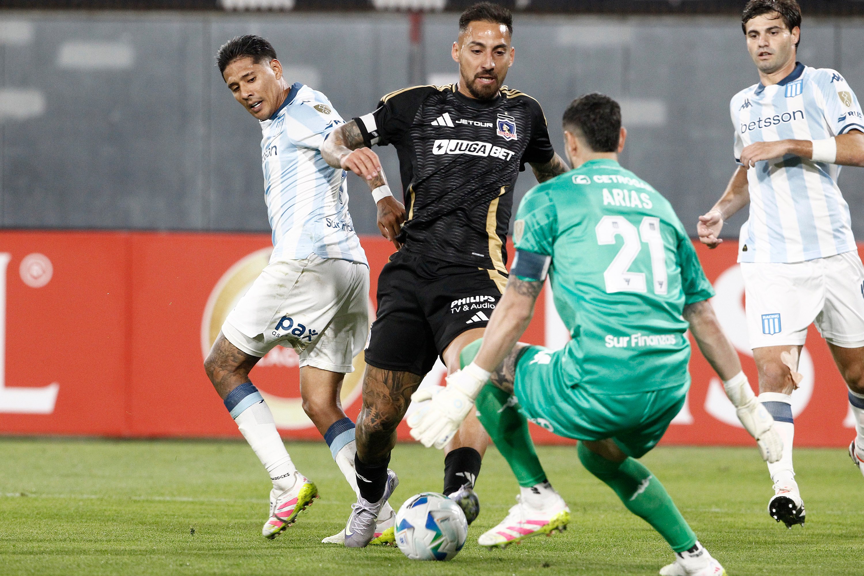 La posible formación de Colo Colo para el duelo clave de hoy frente a Racing