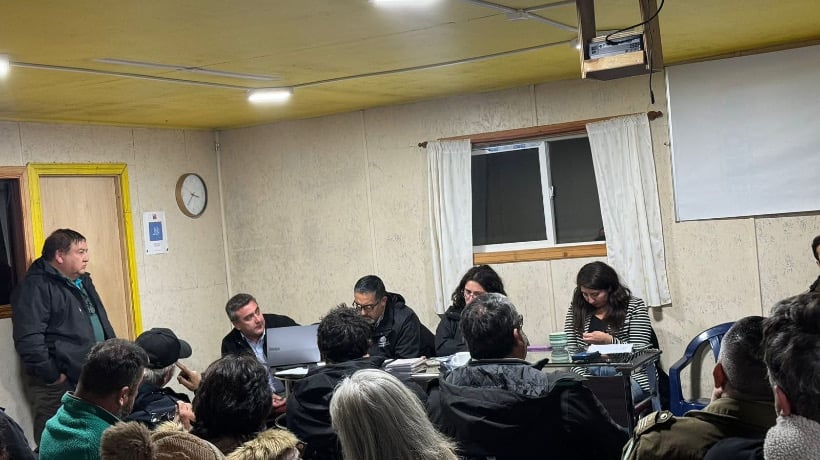 Municipalidad de Puerto Montt realiza mesa de trabajo con vecinos de Piedra Azul para abordar problemáticas del sector