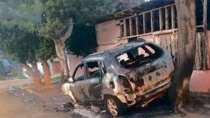 Desconocidos incendian vehículo que estaba abandonado en la calle