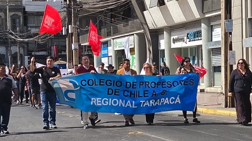 Docentes de Tarapacá se suman al paro y marchan por las calles del centro de Iquique
