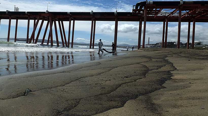 Pescadores y Enap no llegan a acuerdo por indemnización tras derrame de petróleo en la Bahía de Quintero