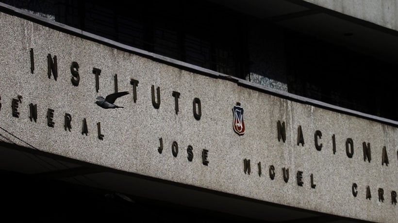 Encapuchados provocan desórdenes en el exterior del Instituto Nacional