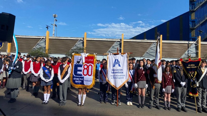 Escolares de Antofagasta desfilaron para conmemorar el Combate Naval de Iquique
