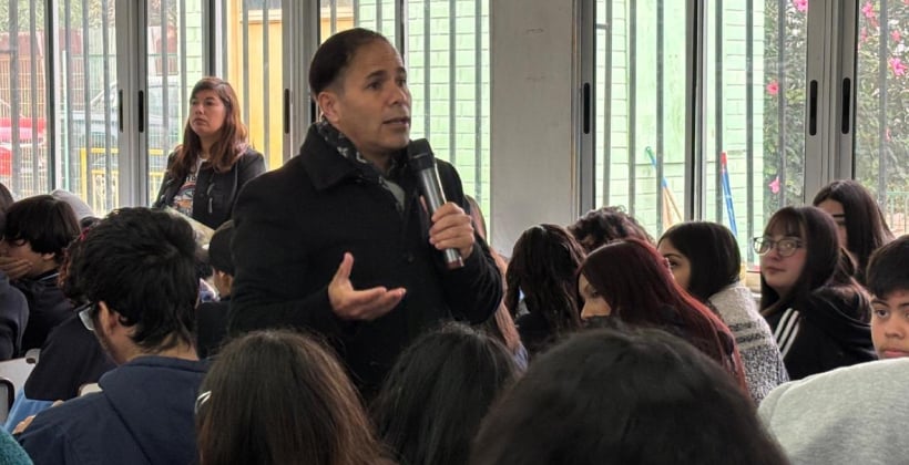 “Pastelito” llegó a La Cruz para motivar a estudiantes con su historia de vida