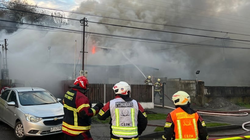 Cinco damnificados dejó incendio que destruyó casa del sector Pelluco de Puerto Montt