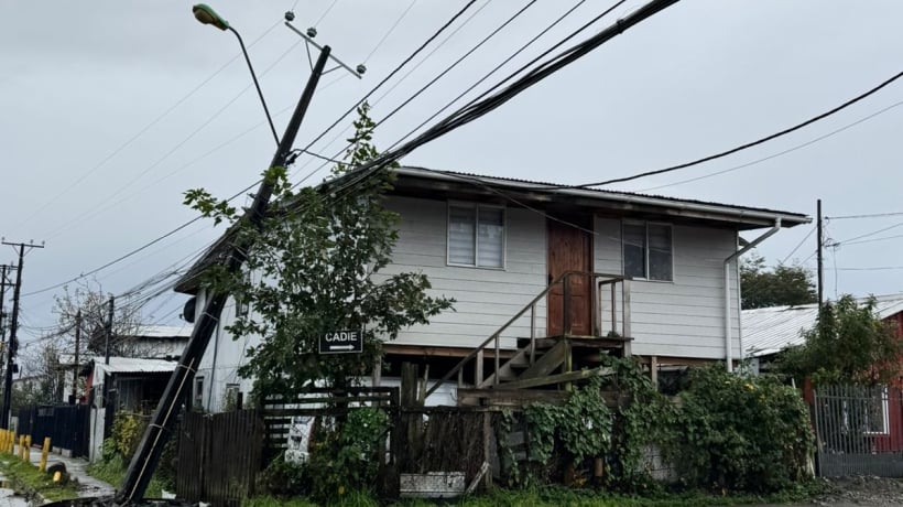 Poste se derrumbó sobre una casa de Puerto Montt luego de ser impactado por un auto
