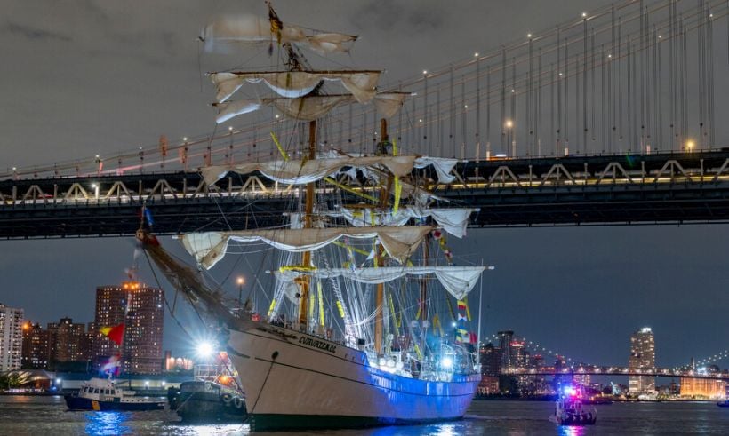 Fallecen dos tripulantes heridos tras colisión de buque mexicano contra puente de Brooklyn