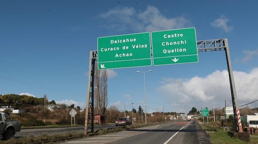Alcaldesa de Dalcahue exige compromiso firme para la doble vía Chacao-Chonchi tras nuevo aplazamiento