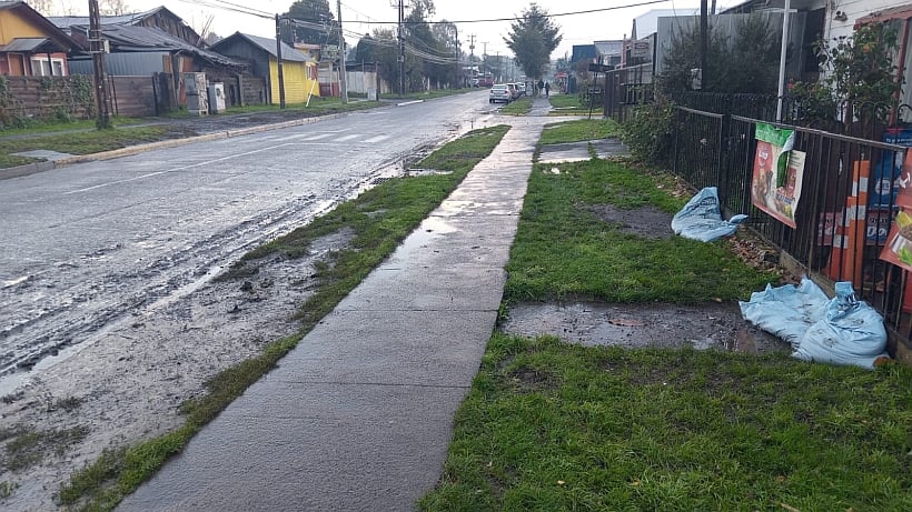 Temporal inundó calles en Osorno y apuntan a falta de limpieza de hojas