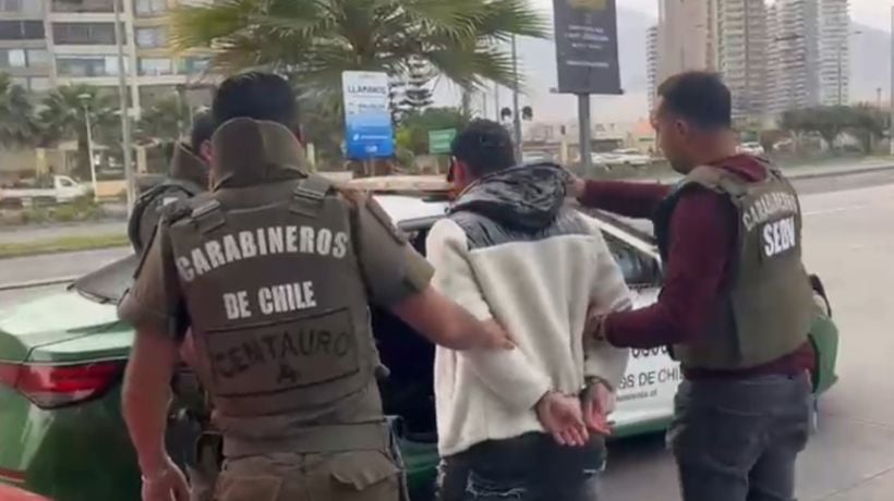 En Antofagasta capturan a dos jóvenes en auto robado: Vehículo era usado para la venta de drogas