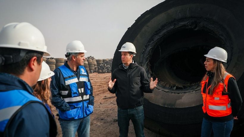 Antofagasta analiza alternativas para dar nuevo uso a neumáticos y evitar quemas en La Chimba