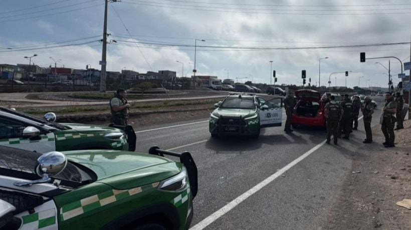 Tras persecución detienen a sujetos que circulaban en vehículo robado en Alto Hospicio