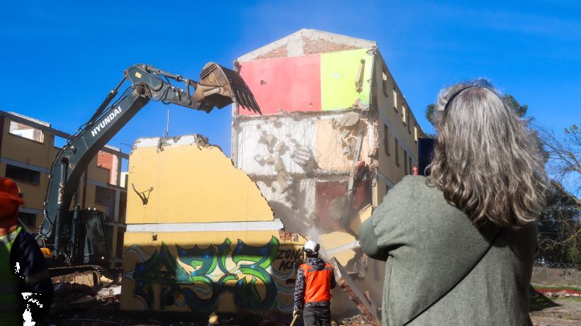 Se inició demolición de antiguos edificios en San Pedro de la Paz y se dará inició a la construcción de un nuevo conjunto habitacional