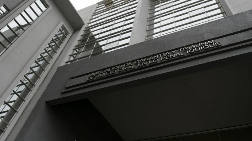 Detective es condenado a cinco años de presidio por apremios ilegítimos y violación de imputada en Iquique