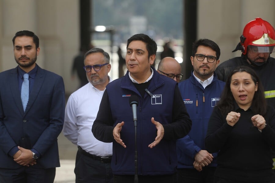 Interior llamó a retomar "funciones en la ciudad" tras reporte de olor a gas en Santiago: "Técnicos están trabajando para identificar a qué se debe"