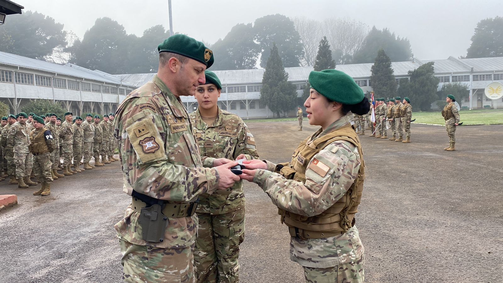 Contingente femenino del Ejército de Chile recibió esta tradicional arma en Valdivia