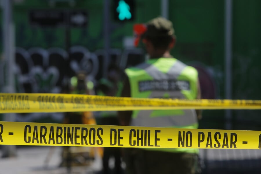 Repartidor en moto intentó evadir fiscalización y chocó a personal municipal en Maipú