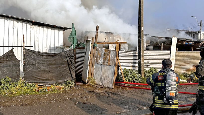 Incendio en toma de la Ruta U-400 afectó 5 casas y dejó diez damnificados