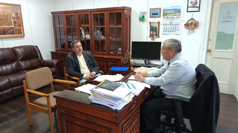 Alcalde de Castro se reúne con director de carrera de Psicología de ULagos Chiloé para avanzar en convenio de prácticas profesionales