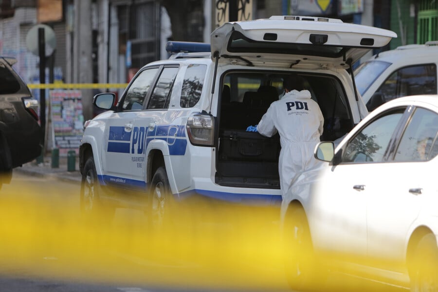 Vecinos de Estación Central encontraron cuerpo sin vida de un hombre en plena calle: tenía herida cortopunzante