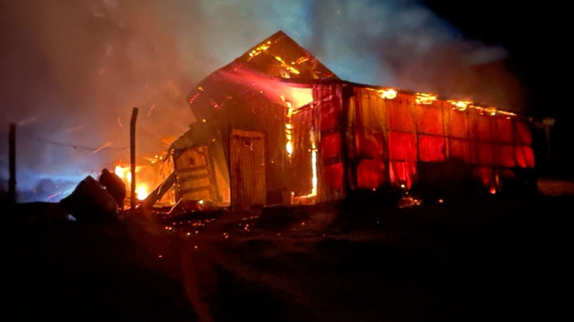 Incendio destruyó bodega en la isla Puluqui de Calbuco: bomberos llegaron en barcaza