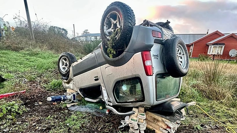 Chofer murió tras salir eyectado en volcamiento de jeep en Dalcahue