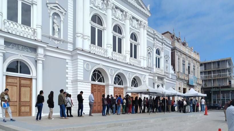 Iquiqueños realizan largas filas para retirar entradas gratuitas para primera ópera de Tarapacá