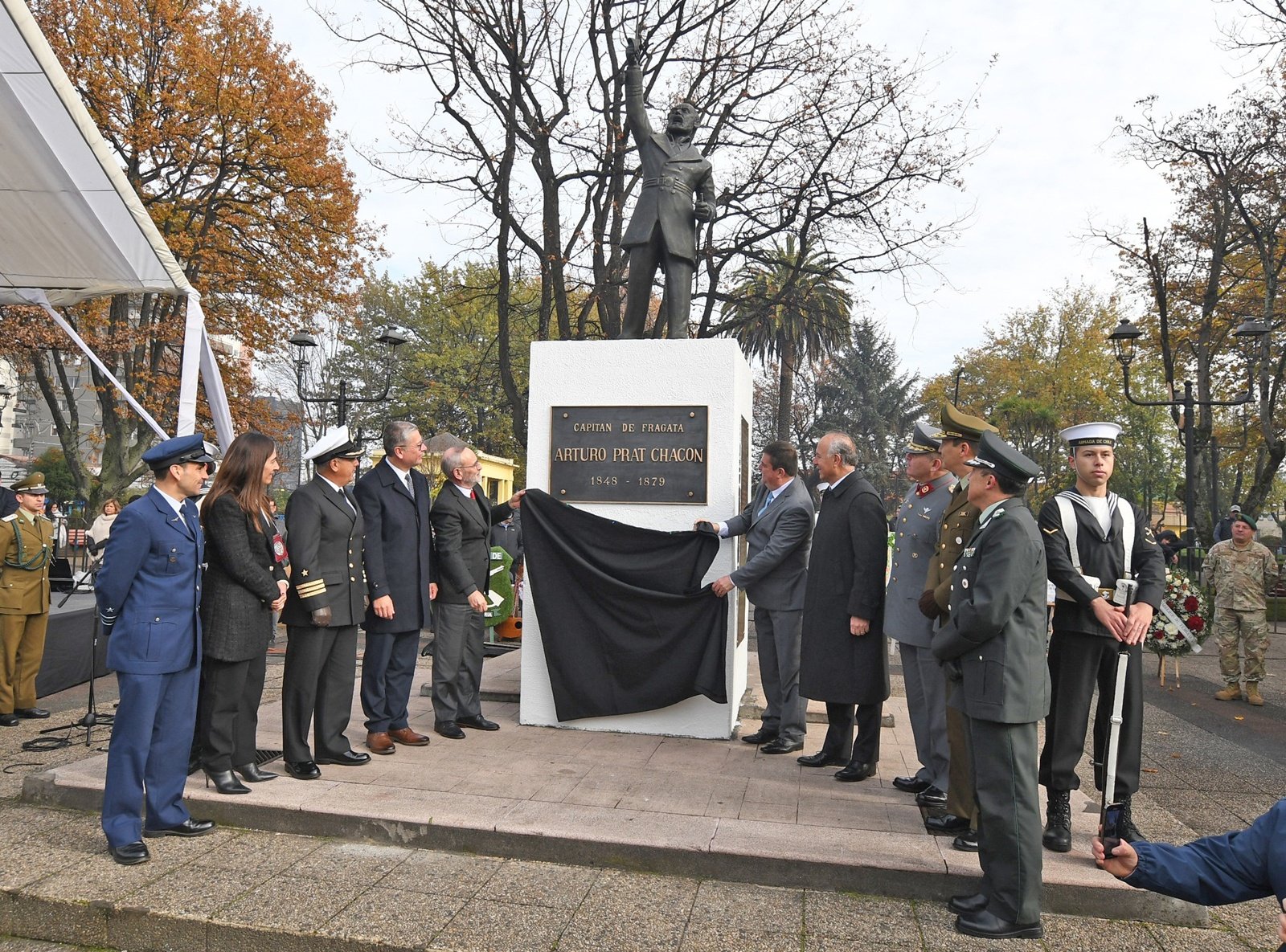 La estatua de Arturo Prat regresa a su histórico emplazamiento en Temuco