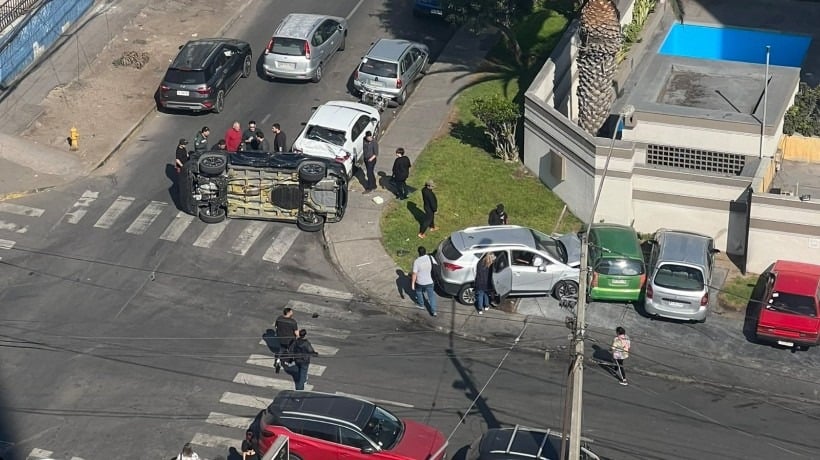 Colisión provoca volcamiento en sector centro sur de Antofagasta: dos lesionados