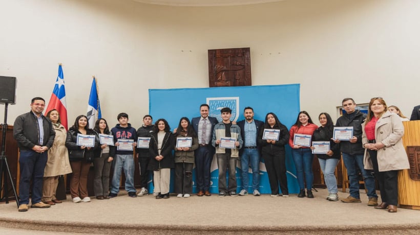 Municipalidad de Puerto Montt entregó becas a hijos de pescadores artesanales para 2025