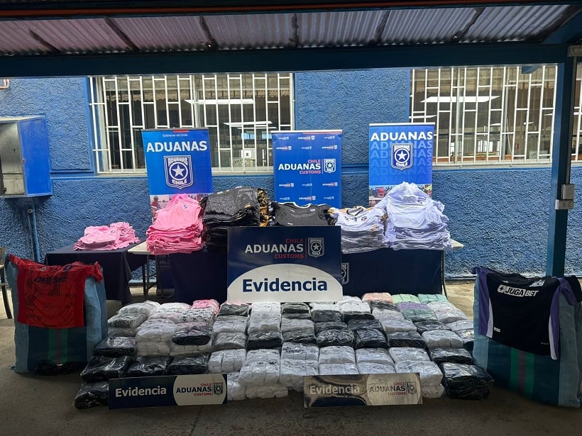 Decomisan cientos de camisetas de fútbol falsificadas en Atacama
