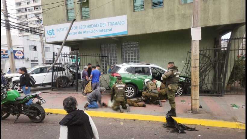Colisión de vehículos dejó cuatro carabineros y un civil lesionados en el sector norte de Iquique