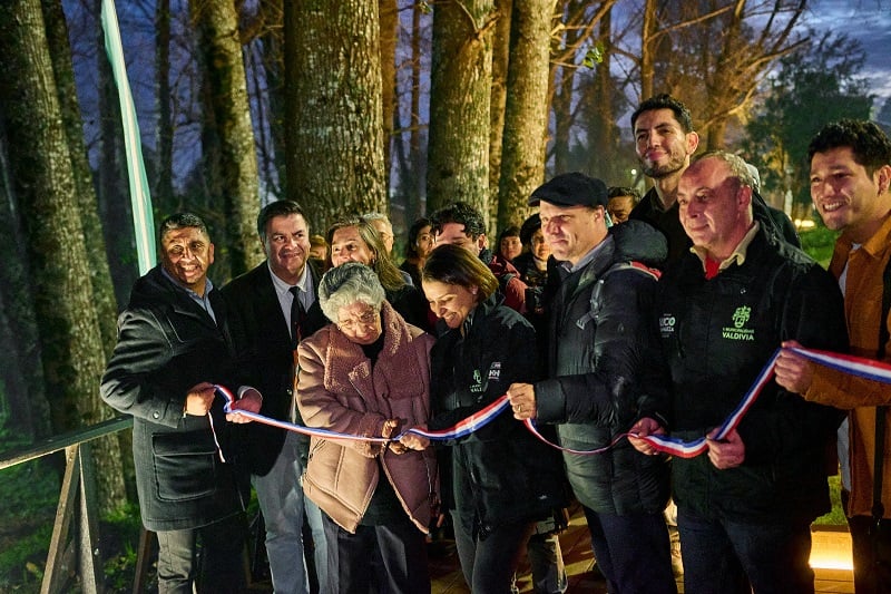 Valdivia: inauguraron nuevo sendero iluminado que rodea humedal en Portal del Sol